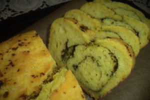 Cozonac aperitiv cu leurda si rozmarin