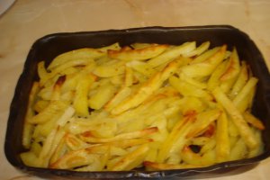 Cartofi la cuptor cu salata de ridichi albe