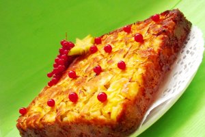 Prăjitură răsturnată cu fructe carambola