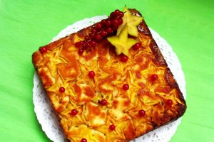 Prăjitură răsturnată cu fructe carambola