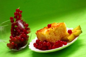 Prăjitură răsturnată cu fructe carambola