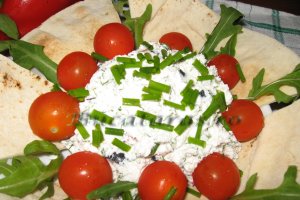 Dip cu ricotta, masline si ardei rosu