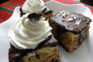 Prajitura cu crema de mascarpone si dulceata de visine