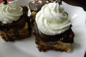 Prajitura cu crema de mascarpone si dulceata de visine