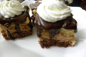 Prajitura cu crema de mascarpone si dulceata de visine
