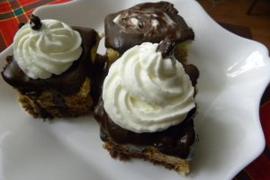 Prajitura cu crema de mascarpone si dulceata de visine