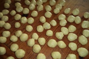 Gnocchi aromati cu pesmet