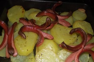 Cartofi cu wurstel la cuptor