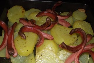 Cartofi cu wurstel la cuptor