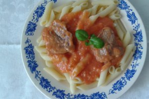 Penne cu sos de legume si carne de porc