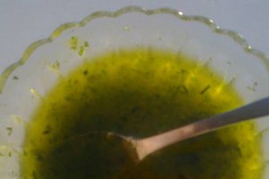 Cartofi la cuptor cu sos de usturoi, patrunjel si ulei de masline