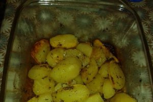 Cartofi la cuptor cu sos de usturoi, patrunjel si ulei de masline