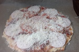 Pizza cu sunca de curcan