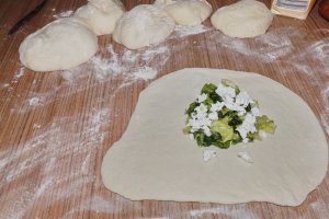 Placinte cu salata, leurda si branza feta