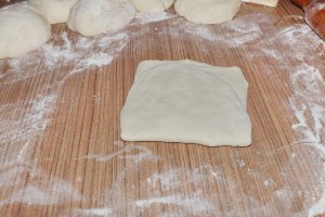 Placinte cu salata, leurda si branza feta