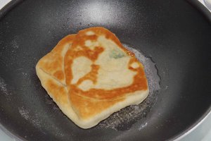 Placinte cu salata, leurda si branza feta