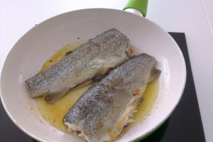 Pastrav cu fenicul, orez brun si sparanghel