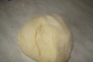 Cornulete cu gem de caise si nuca