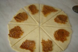 Cornulete cu gem de caise si nuca