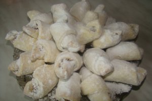 Cornulete cu gem de caise si nuca