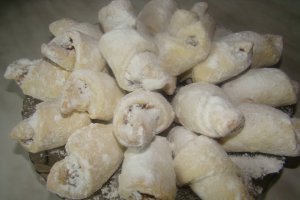 Cornulete cu gem de caise si nuca