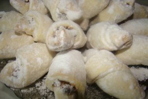 Cornulete cu gem de caise si nuca