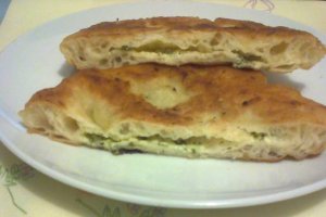 Placinta cu branza, ceapa verde si marar