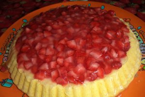 Tarta cu budinca si capsuni