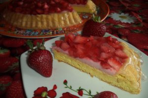 Tarta cu budinca si capsuni