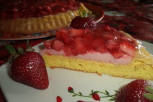 Tarta cu budinca si capsuni