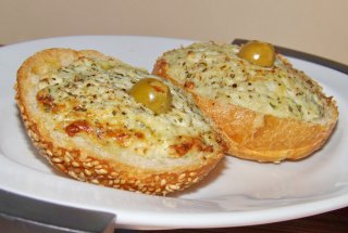 Chifle umplute cu branzeturi si masline la cuptor