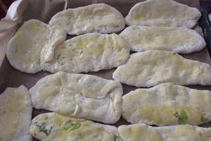 Placintele cu branza de oaie, salata si marar