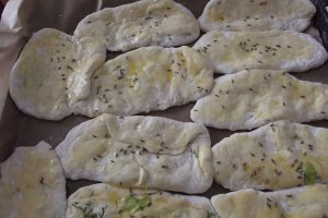 Placintele cu branza de oaie, salata si marar