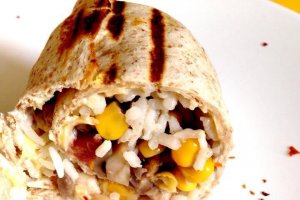 Burrito vegetarian cu orez și ciuperci