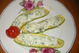 Dovlecei gratinati cu dresing de iaurt cu usturoi