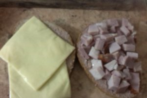 Sandvis cu  '' Ciolan dezosat ''