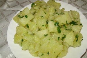 Cartofi noi cu patrunjel