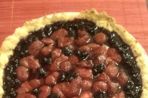Tarta cu budinca de vanilie,capsuni si dulceata de afine