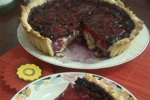 Tarta cu budinca de vanilie,capsuni si dulceata de afine