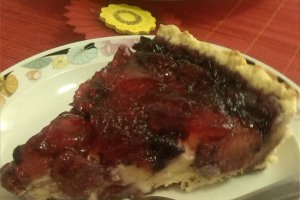Tarta cu budinca de vanilie,capsuni si dulceata de afine