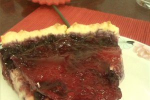 Tarta cu budinca de vanilie,capsuni si dulceata de afine