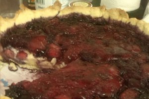 Tarta cu budinca de vanilie,capsuni si dulceata de afine