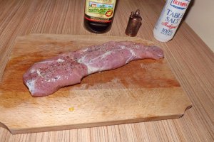 Muschiulet de porc in crusta de nuci si migdale cu garnitura de cus-cus