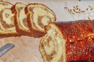 Cozonac cu umplutura de nuci, migdale si halva