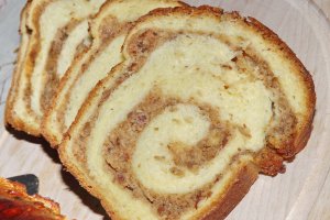 Cozonac cu umplutura de nuci, migdale si halva