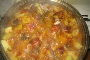 Tocanita de porc cu cartofi la tigaie