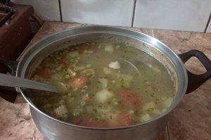 Supa cu mazare si ciolan afumat