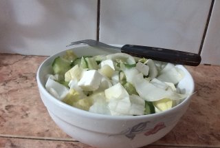 Salata cu legume si telemea sarata