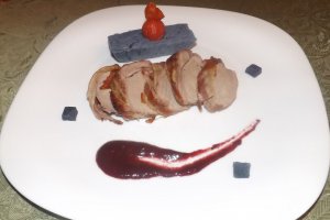 Muschiulet de porc cu piure de cartofi violet si dressing de fructe de padure