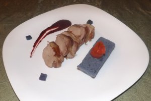 Muschiulet de porc cu piure de cartofi violet si dressing de fructe de padure